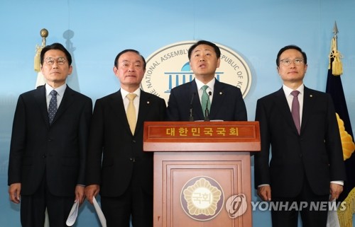 '패스트트랙' 브리핑하는 여야 4당 원내대표들(서울=연합뉴스) 김주형 기자 = 자유한국당을 뺀 여야 4당 원내대표들이 22일 오후 국회 정론관에서 선거제·개혁법안 패스트트랙(신속처리안건 지정) 처리 방안 등과 관련해 브리핑하고 있다. 한국당은 이날 패스트트랙을 4월 국회뿐만 아니라 20대 국회 전체를 마비시키는 '의회 쿠데타'로 규정, 총력투쟁에 나설 것임을 경고했다.
    정의당 윤소하 원내대표(왼쪽부터), 민주평화당 장병완, 바른미래당 김관영, 더불어민주당 홍영표. 2019.4.22 kjhpress@yna.co.kr