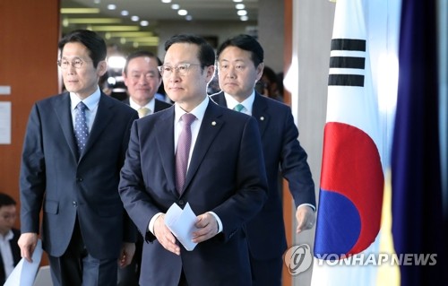 여야 4당 원내대표들, '패스트트랙' 브리핑 위해 입장(서울=연합뉴스) 김주형 기자 = 자유한국당을 뺀 여야 4당 원내대표들이 22일 오후 국회 정론관에서 선거제·개혁법안 패스트트랙(신속처리안건 지정) 처리 방안 등과 관련해 브리핑하기 위해 입장하고 있다. 한국당은 이날 패스트트랙을 4월 국회뿐만 아니라 20대 국회 전체를 마비시키는 '의회 쿠데타'로 규정, 총력투쟁에 나설 것임을 경고했다.
    정의당 윤소하 원내대표(왼쪽부터), 민주평화당 장병완, 더불어민주당 홍영표, 바른미래당 김관영. 2019.4.22 kjhpress@yna.co.kr