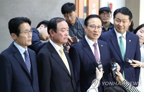 '패스트트랙' 관련해 답변하는 홍영표(서울=연합뉴스) 김주형 기자 = 자유한국당을 뺀 여야 4당 원내대표들이 22일 오후 국회 정론관에서 선거제·개혁법안 패스트트랙(신속처리안건 지정) 처리 등 합의안 브리핑을 마친 뒤 취재진의 질문에 답변하고 있다. 
    왼쪽부터 정의당 윤소하, 민주평화당 장병완, 더불어민주당 홍영표, 바른미래당 김관영 원내대표.