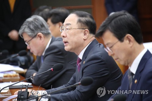 산업경쟁력 강화 관계장관회의서 발언하는 홍남기 부총리(서울=연합뉴스)