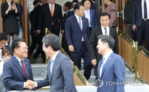 시선 외면(서울=연합뉴스) 이진욱 기자 = 23일 국회에서 열린 바른미래당 의원총회에서 손학규 대표와 유승민 의원이 참석해 있다. 2019.4.23 cityboy@yna.co.kr