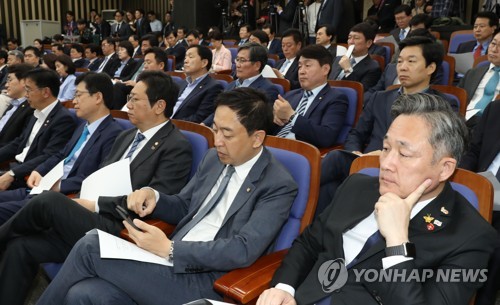 지도부 발언 듣는 민주당 의원들(서울=연합뉴스) 하사헌 기자 = 더불어민주당 의원들이 23일 국회에서 열린 의원총회에서 지도부 모두발언을 듣고 있다. 2019.4.23 toadboy@yna.co.kr