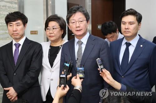 기자회견 하는 유승민 전 대표
(서울=연합뉴스) 김주형 기자 = 바른미래당 유승민 전 대표가 24일 국회 의사과 앞에서 기자회견을 하고 있다. 2019.4.24
kjhpres@yna.co.kr
(끝)