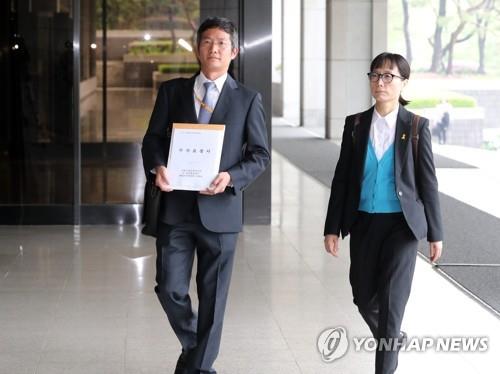 사회적참사 특조위, 세월호 CCTV조작 수사요청    (서울=연합뉴스) 최재구 기자 = 24일 사회적참사 특별조사위원회 김진이 과장 등이 세월호 CCTV 증거자료 조작 수사요청서를 검찰에 전달하기 위해 서울 서초구 중앙지검으로 들어서고 있다. 2019.4.24
    jjaeck9@yna.co.kr