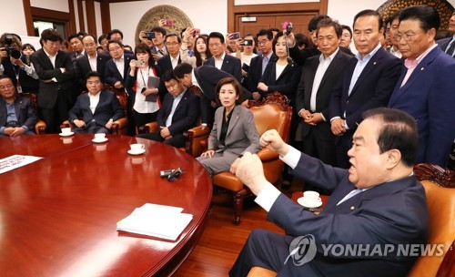 문의장 '이거 바람직한 방향 아닙니다'(서울=연합뉴스) 김주형 기자 = 문희상 국회의장(오른쪽)이 24일 오전 여야 4당의 선거제·개혁법안 패스트트랙 문제로 국회의장실을 항의 방문한 자유한국당 나경원 원내대표(테이블 오른쪽 두번째)와 의원들에게 원칙을 강조하고 있다. kjhpress@yna.co.kr