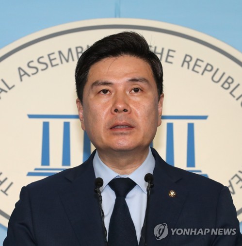 지상욱 "손학규 대표는 퇴진해야"(서울=연합뉴스) 김주형 기자 = 바른미래당 지상욱 의원이 24일 오후 국회 정론관에서 손학규 대표와 김관영 원내대표의 퇴진을 요구하는 성명서를 발표하고 있다.  kjhpress@yna.co.kr