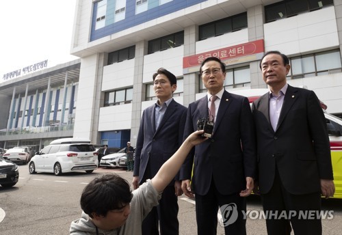 병문안 후 취재진 질문에 답하는 홍영표 원내대표(서울=연합뉴스) 윤동진 기자 = 더불어민주당 홍영표(가운데) 원내대표가 24일 오후 가톨릭대학교 여의도성모병원에서 문희상 국회의장의 병문안을 마친 후 취재진 질문에 답하고 있다. 왼쪽부터 정의당 윤소하 원내대표, 홍 원내대표, 민주평화당 장병완 원내대표. 2019.4.24 mon@yna.co.kr