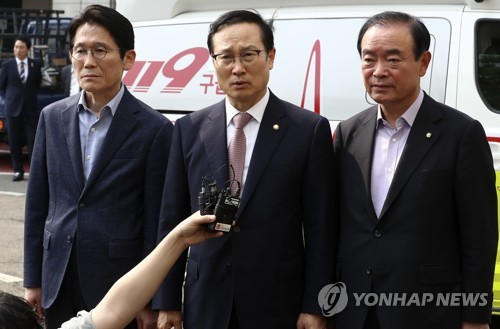 병문안 후 취재진 질문에 답하는 홍영표 원내대표(서울=연합뉴스) 윤동진 기자 = 더불어민주당 홍영표(가운데) 원내대표가 24일 오후 가톨릭대학교 여의도성모병원에서 문희상 국회의장의 병문안을 마친 후 취재진 질문에 답하고 있다. 왼쪽부터 정의당 윤소하 원내대표, 홍 원내대표, 민주평화당 장병완 원내대표. 2019.4.24 mon@yna.co.kr