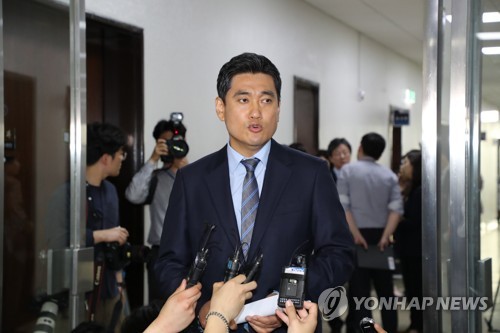 국회 모습 드러낸 오신환 의원(서울=연합뉴스) 김주형 기자 = 사개특위 위원인 바른미래당 오신환 의원이 24일 국회 의사과 앞에서 기자회견을 하고 있다. kjhpres@yna.co.kr