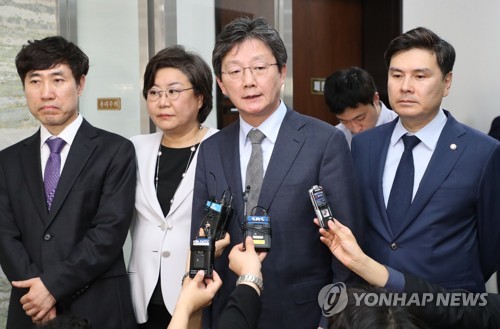 기자회견 하는 유승민 전 대표(서울=연합뉴스) 김주형 기자 = 바른미래당 유승민 전 대표가 24일 국회 의사과 앞에서 기자회견을 하고 있다.  kjhpres@yna.co.kr