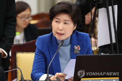 질의하는 백혜련 의원(서울=연합뉴스) 김도훈 기자 = 25일 서울 서초구 대검찰청에서 열린 국회 법제사법위원회의 대검찰청에 대한 국정감사에서 더불어민주당 백혜련 의원이 질의하고 있다. 2018.10.25 superdoo82@yna.co.kr