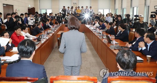 행안위 회의실서 긴급의총 소집한 자유한국당(서울=연합뉴스) 김주형 기자 = 자유한국당 나경원 원내대표가 24일 오후 국회 행정안전위원회 회의실에서 열린 문희상 의장과 임이자 의원의 신체접촉과 관련 긴급 의원총회에서 문 의장의 사퇴를 촉구하는 발언을 하고 있다. 2019.4.24 kjhpress@yna.co.kr