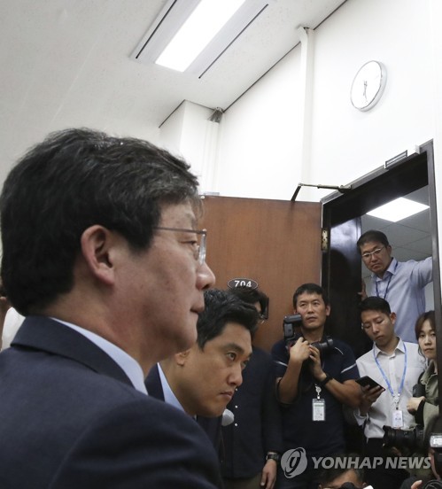 의사과 업무 종료 기다리는 오신환-유승민(서울=연합뉴스) 이진욱 기자 = 바른미래당 사개특위 위원인 오신환 의원(왼쪽 두번째)이 24일 당 원내지도부가 자신을 국회 사법개혁특별위원회 위원직에서 사임시키기로 결정 했다는 소식에 강하게 반발, 국회 의사과에서 유승민 의원(왼쪽)과 함께 사보임 신청서 접수를 막기 위해 업무 종료를 기다리고 있다. 2019.4.24 cityboy@yna.co.kr