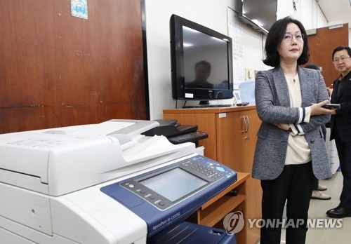 팩스 앞 대기 중인 자유한국당 김현아 의원(서울=연합뉴스) 이진욱 기자 = 자유한국당 김현아 의원이 25일 국회 의안과에서 고위공직자비리수사처 법안 접수에 대비, 팩스 앞에서 대기하고 있다. 2019.4.25 cityboy@yna.co.kr