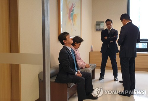 문 의장 병실앞에서 대기중인 유승민과 오신환(서울=연합뉴스) 김여솔 기자 = 개혁법안 패스트트랙 적용에 반대하는 바른미래당 유승민 전 대표(왼쪽)를 비롯한 의원들이 25일 오전 국회 의사과에서 사법개혁특별위원회 간사인 오신환 의원 사·보임계가 팩스로 접수된 것을 확인한 뒤 문희상 국회의장이 입원중인 병실앞에서 대기하고 있다. 2019.4.25 photo@yna.co.kr