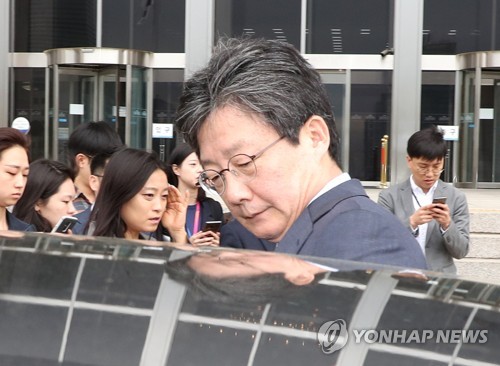 문 의장에게 향하는 유승민(서울=연합뉴스) 김주형 기자 = 개혁법안 패스트트랙 적용에 반대하는 바른미래당 유승민 전 대표가 25일 오전 국회 의사과에서 사법개혁특별위원회 간사인 오신환 의원 사·보임계가 팩스로 접수된 것을 확인한 뒤 입원 중인 문희상 국회의장을 방문하기 위해 차량에 탑승하고 있다. 2019.4.25 kjhpres@yna.co.kr