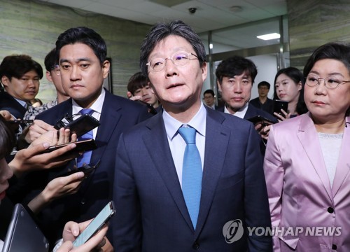 유승민 '씁쓸한 표정으로'(서울=연합뉴스) 김주형 기자 = 개혁법안 패스트트랙 적용에 반대하는 바른미래당 유승민 전 대표(가운데)를 비롯한 의원들이 25일 오전 국회 의사과에서 사법개혁특별위원회 간사인 오신환 의원 사·보임계가 팩스로 접수된 것을 확인한 뒤 입원 중인 문희상 국회의장에게 향하고 있다. 2019.4.25 kjhpres@yna.co.kr