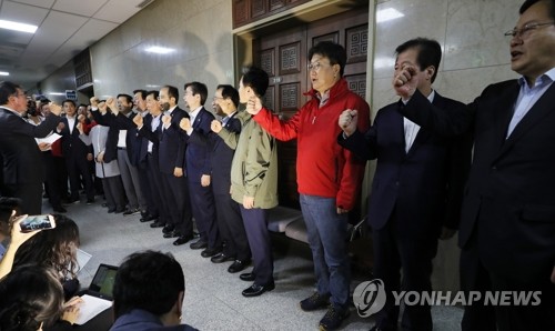 구호 외치는 자유한국당 의원들(서울=연합뉴스) 이지은 기자 = 자유한국당 의원들이 25일 오후 서울 국회 운영위 회의실 앞에서 선거법 개정안과 공수처 법안에 반대하는 내용의 구호를 외치고 있다. jieunlee@yna.co.kr