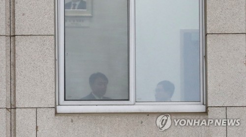 공수처법 논의 도중 이야기하는 김관영(서울=연합뉴스) 하사헌 기자 =바른미래당 김관영 원내대표가 25일 오후 공수처 법안 논의가 진행 중인 국회 운영위원장실에서 참석자들과 이야기하고 있다. 이날 오후부터 운영위원장실에서는 사개특위 위원장인 더불어민주당 이상민 의원과 홍영표 원내대표, 이철희 원내수석부대표, 백혜련 의원과 함께 바른미래당 김관영 원내대표와 사개특위 위원인 권은희 의원, 채이배 의원 등이 모여 공수처 법안을 검토·논의하고 있다.  toadboy@yna.co.kr