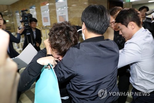 고위공직자비리수사처 법안 접수 저지(서울=연합뉴스) 김주형 기자 = 25일 오후 국회 의안과 앞에서 권훈 보좌관이 고위공직자비리수사처 법안을 접수하려고 하자 자유한국당 의원이 이를 저지하고 있다. 2019.4.25 kjhpress@yna.co.kr