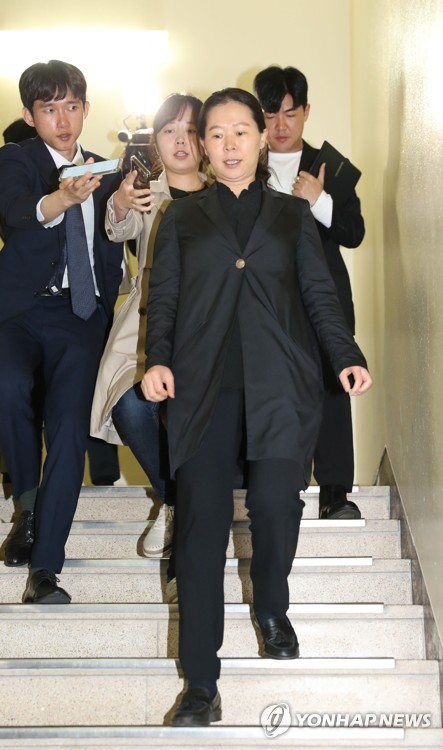 운영위원장실 나오는 권은희(서울=연합뉴스) 하사헌 기자 = 25일 오후 바른미래당 권은희 의원이 공수처 법안 논의가 진행 중인 국회 운영위원장실에서 나와 기자들의 질문을 받으며 이동하고 있다. 이날 국회 사법개혁특별위원회 소속 바른미래당 의원이 권은희 의원에서 임재훈 의원으로 교체됐다. toadboy@yna.co.kr