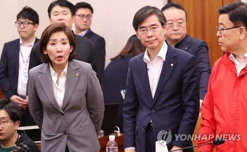 나경원 "원천 무효 입니다"
    (서울=연합뉴스) 김주형 기자 = 국회 사법개혁특위 이상민위원장과 더불어민주당 소속 위원들이 26일 새벽 자유한국당 의원들의 봉쇄를 따돌리고 법사위 회의실에 진입해 사법개혁특위가 개의하자 후에 들어온 자유한국당 나경원 원내대표(왼쪽)와 의원들이 "통보없는 회의는 원천 무효"라며 항의하고 있다. 2019.4.26
    kjhpress@yna.co.kr
(끝)