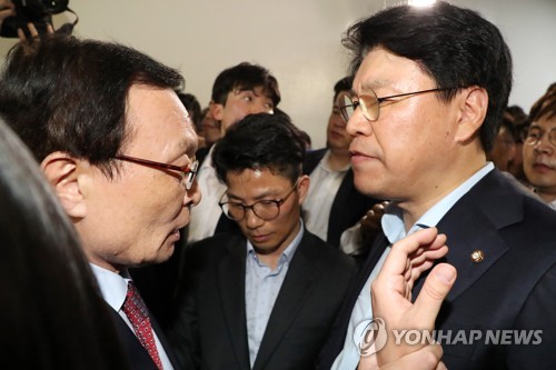 설전 벌이는 이해찬-장제원(서울=연합뉴스) 김주형 기자 = 더불어민주당 이해찬 대표(왼쪽)가 지난 25일 국회 정개특위 회의장으로 진입을 시도하다 입구 앞에서 대기 중이던 자유한국당 장제원 의원과 설전을 벌이고 있다.