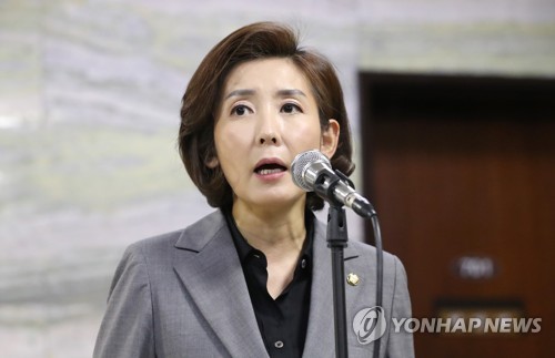 발언하는 나경원(서울=연합뉴스) 김주형 기자 = 자유한국당 나경원 원내대표가 26일 오전 국회 의안과 앞에서 열린 긴급 의원총회에서 발언하고 있다. kjhpress@yna.co.kr
