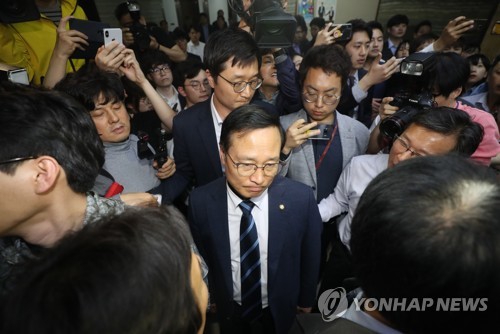 의안과 앞에서 막힌 홍영표(서울=연합뉴스) 신준희 기자 = 26일 오후 서울 여의도 국회 의안과 앞에서 점거 농성 중이던 자유한국당 의원들과 보좌관들이 법안 제출을 위해 의안과를 찾은 더불어민주당 홍영표 원내대표를 막아서고 있다. 2019.4.26 hama@yna.co.kr