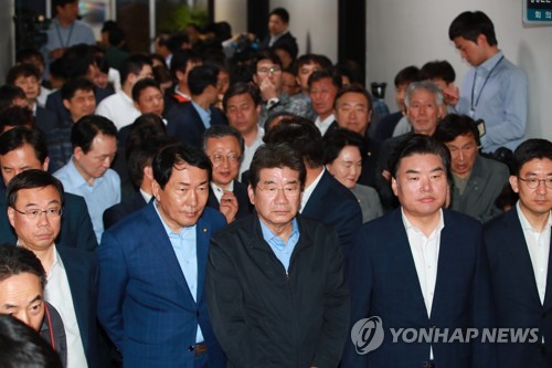 점거 중인 자유한국당 의원과 보좌관들(서울=연합뉴스) 홍해인 기자 = 자유한국당 의원들이 26일 정치개혁특별위원회(정개특위)가 열리는 국회 회의장을 점거하며 심상정 위원장 등 참석자 진입을 막고 있다. hihong@yna.co.kr