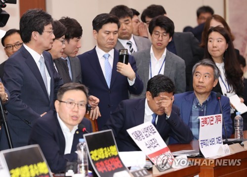 '저도 발언권을 좀..'(서울=연합뉴스) 신준희 기자 = 26일 국회에서 열린 사개특위 회의에서 바른미래당 오신환 의원이 발언 기회를 거절당하자 좌절하고 있다. hama@yna.co.kr