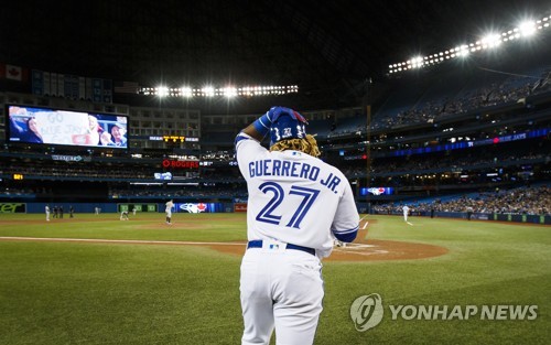 빅리그 첫 타석을 향해 가는 게레로 주니어 [AP=연합뉴스]