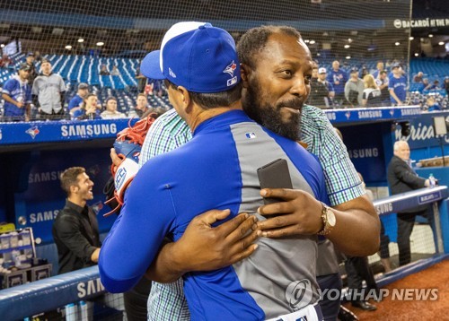 찰리 몬토요 토로 감독과 포옹하는 게레로 시니어 [USA 투데이/로이터=연합뉴스]