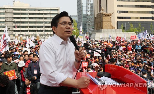 연설하는 황교안 대표(서울=연합뉴스) 이지은 기자 = 자유한국당 황교안 대표가 27일 오후 서울 광화문광장에서 열린 '문재인 STOP(멈춤), 국민이 심판합니다!'에서 연설하고 있다. 2019.4.27 jieunlee@yna.co.kr