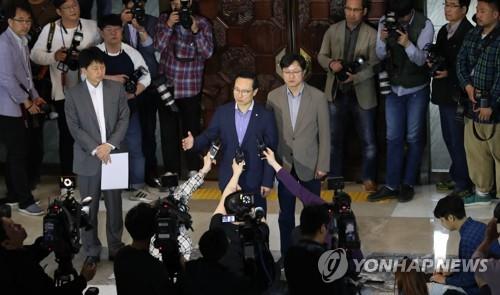 긴급기자회견하는 홍영표(서울=연합뉴스) 하사헌 기자 = 더불어민주당 홍영표 원내대표가 28일 오후 선거제·개혁법안 패스트트랙 지정을 위해 민주당 의원들이 비상대기 중인 국회 예결위회의장 앞에서 긴급기자회견을 하고 있다. 2019.4.28
toadboy@yna.co.kr