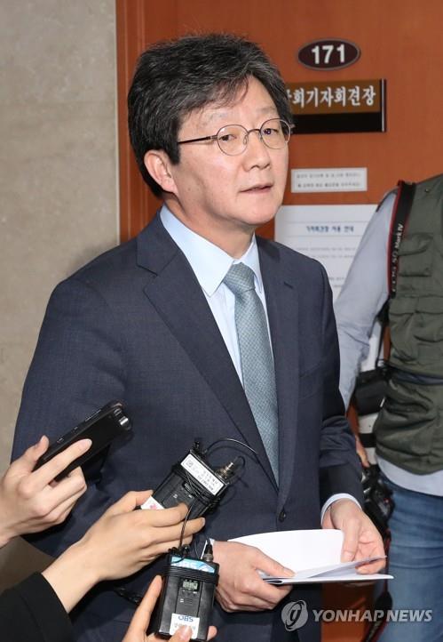 기자 질문에 답하는 유승민 (서울=연합뉴스) 하사헌 기자 = 바른미래당 유승민 의원이 28일 국회 정론관에서 긴급기자회견을 한 뒤 취재진의 질문에 답하고 있다. 유 의원은 공직선거법 개정안과 고위공직자범죄수사처법 등의 패스트트랙 지정을 둘러싼 국회 폭력 사태에 대해 "손학규 대표와 김관영 원내대표는 불법 사보임을 당장 취소하고 원위치로 돌려야 한다"고 말했다. 2019.4.28
toadboy@yna.co.kr