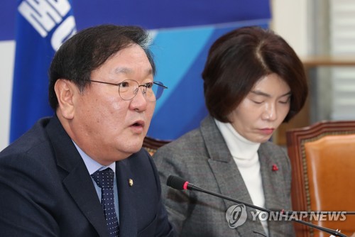발언하는 김태년(서울=연합뉴스) 하사헌 기자 = 더불어민주당 김태년 정책위의장이 15일 오전 국회에서 열린 원내대책회의에서 발언하고 있다. 2019.1.15 toadboy@yna.co.kr