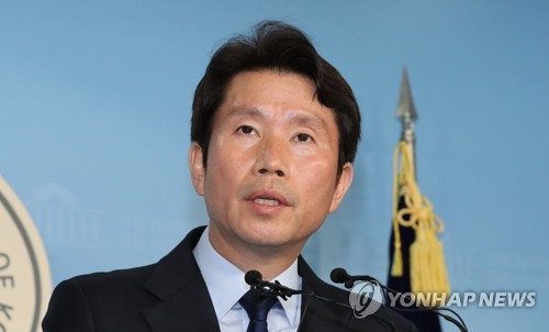 이인영, 원내대표 경선 출마선언(서울=연합뉴스) 하사헌 기자 = 더불어민주당 이인영 의원이 21일 국회 정론관에서 원내대표 경선 출마선언 기자회견을 하고 있다.
2019.4.21 toadboy@yna.co.kr