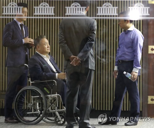 대화하는 홍영표와 이상민 사개특위위원장(서울=연합뉴스) 김주형 기자 = 더불어민주당 홍영표 원내대표(오른쪽)와 이상민 사법개혁특별위원회 위원장(왼쪽 두번째)이 27일 오후 국회 예결위회의장 앞에서 대화하고 있다. 2019.4.27 kjhpress@yna.co.kr