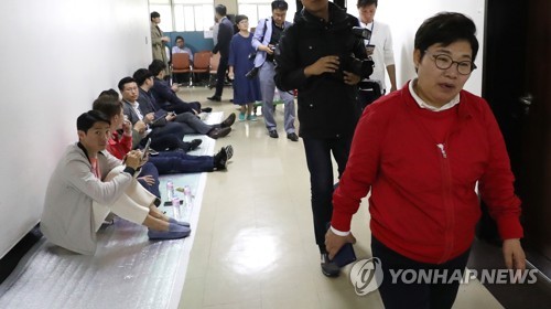 농성 이어가는 임이자 의원(서울=연합뉴스) 김주형 기자 = 패스트트랙 저지를 위한 자유한국당 의원 및 당직자들이 농성중인 국회 행정안전위원회 회의실 앞으로 임이자 의원(오른쪽)이 지나가고 있다. 2019.4.27 kjhpress@yna.co.kr