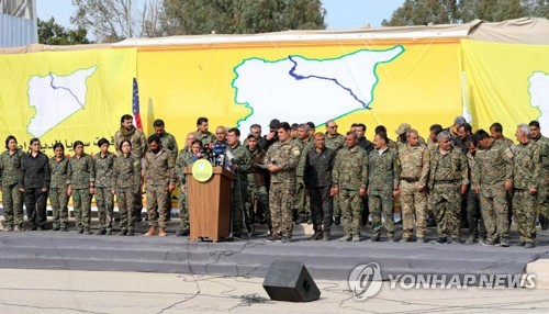 올해 3월 오마르 유전에 있는 기지에서 IS 격퇴전 승리를 선언하는 시리아민주군(SDF)     [EPA=연합뉴스 자료사진]