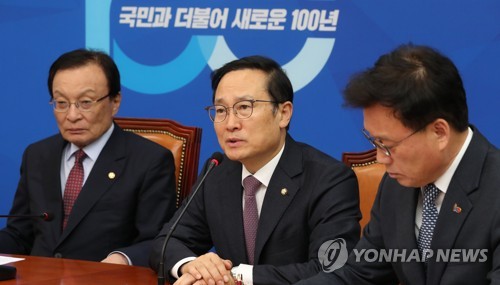 최고위원회의에서 발언하는 홍영표(서울=연합뉴스) 하사헌 기자 = 더불어민주당 홍영표 원내대표가 29일 국회에서 열린 최고위원회의에서 발언하고 있다. toadboy@yna.co.kr