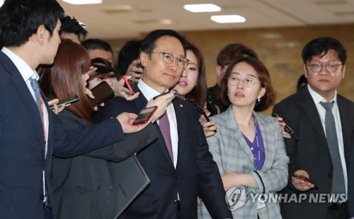 의총장 들어서는 홍영표 원내대표(서울=연합뉴스) 이진욱 기자 = 더불어민주당 홍영표 원내대표가 29일 국회에서 열린 의원총회에 들어서고 있다. 2019.4.29 cityboy@yna.co.kr