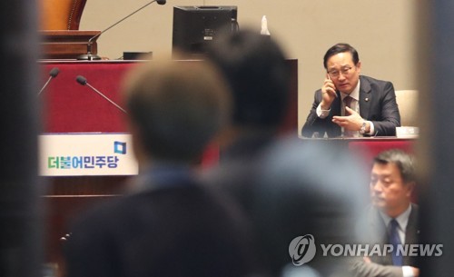 마지막 협상중?(서울=연합뉴스) 이진욱 기자 = 더불어민주당 홍영표 원내대표가 29일 국회에서 열린 의원총회 도중 전화를 하고 있다. 2019.4.29 cityboy@yna.co.kr