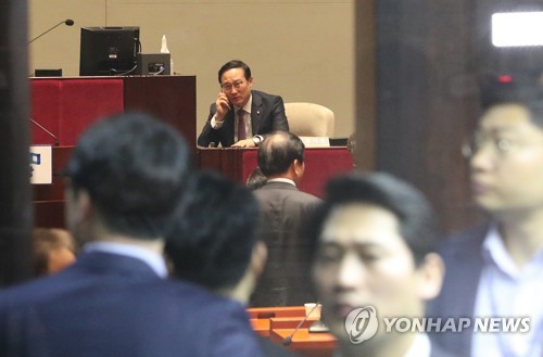 (서울=연합뉴스) 이진욱 기자 = 더불어민주당 홍영표 원내대표가 29일 국회에서 열린 의원총회 도중 전화를 하고 있다.