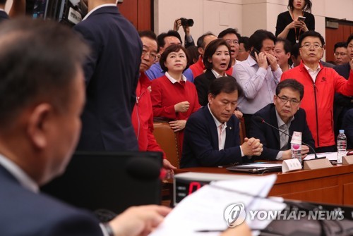 이상민 위원장에게 항의하는 자유한국당 의원들(서울=연합뉴스) 이진욱 기자 = 29일 국회에서 열린 국회 사법개혁특별위원회에서 이상민 위원장이 본청 220호에서 507호 문화체육관광위원회 회의실로 장소를 옮기고, 질서유지권을 발동한 뒤 나중에 출입을 허용하자 자유한국당 의원들이 거세게 항의하고 있다. 2019.4.29 cityboy@yna.co.kr