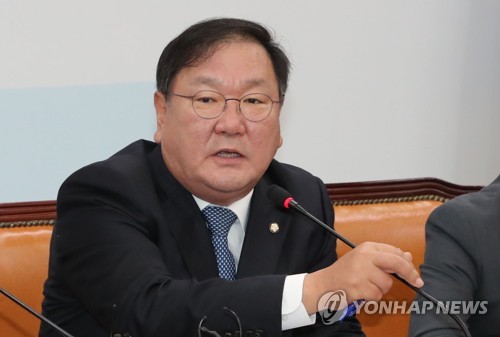 발언하는 김태년 정책위의장(서울=연합뉴스) 하사헌 기자 = 더불어민주당 김태년 정책위의장이 8일 오전 국회에서 열린 정책조정회의에서 발언하고 있다. 2018.11.8 toadboy@yna.co.kr