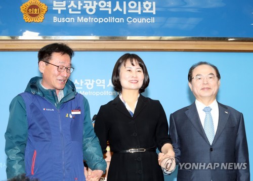 노동자상 반환 합의…원탁회의서 설치장소 결정(부산=연합뉴스) 김재홍 기자 = 17일 오전 부산시의회 브리핑룸에서 김재하 민주노총 부산본부장(왼쪽부터), 박인영 부산시의회 의장, 오거돈 부산시장이 강제징용 노동자상 반환 등 내용을 담은 합의문을 발표한 뒤 기념촬영을 하고 있다. 2019.4.17 pitbull@yna.co.kr