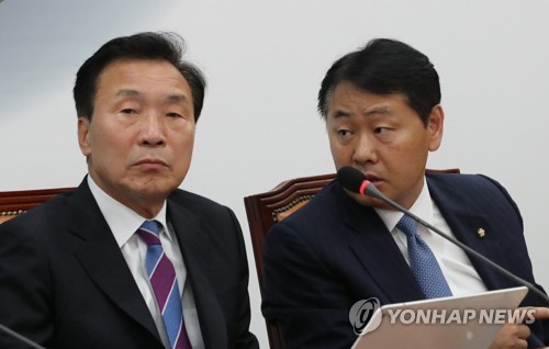 굳은 표정의 손학규-김관영(서울=연합뉴스) 이진욱 기자 = 바른미래당 손학규 대표(왼쪽)와 김관영 원내대표가 지난 24일 국회에서 열린 최고위원회의에 참석해 있다.