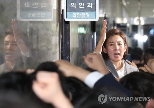 구호 외치는 나경원(서울=연합뉴스) 김주형 기자 =지난 25일 자유한국당 나경원 원내대표와 의원, 보좌진들이 국회 의안과 앞에서 경호권발동으로 진입한 국회 경위들을 저지하며 헌법수호를 외치고 있다.